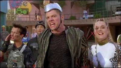 Qui cherche également à séduire la mère de Marty ?