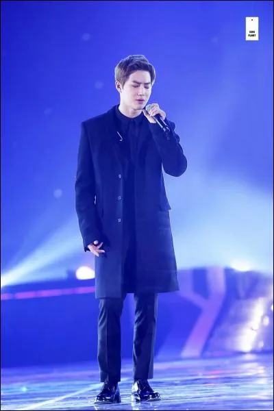 Quel âge avait-il quand il a eu sa première petite amie ?