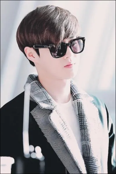 Où se situe le grain de beauté qu'il a sur le visage ?