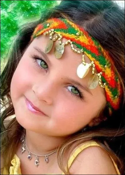 Retrouvez le nom de l'interprète : Sur les coteaux en pentes - Les vallons amoureux - Un rayon de soleil - est passé sur nous deux !