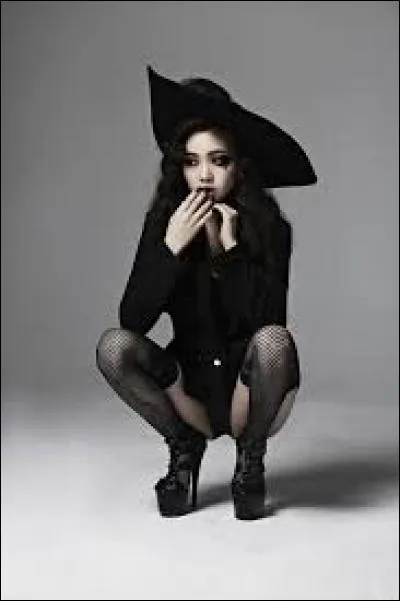 Laquelle a débuté en solo début 2015 ?