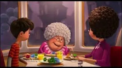 Qui est la personnes du milieu ?