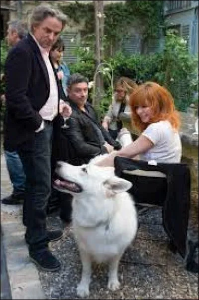 Comment se nomme le chien de Mylène Farmer ?