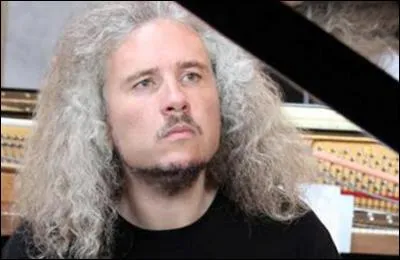 Qui était celui qui a interprété "Les mots" avec Mylène durant le concert sur l'album "Avant que l'ombre..." ?