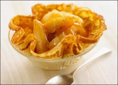 Voici une crêpe mince au ...