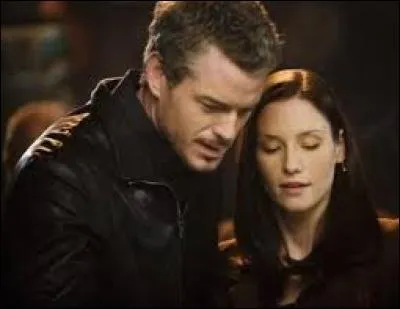 Dans la saison 9, quel personnage de la série décède suite à un crash d'avion ?