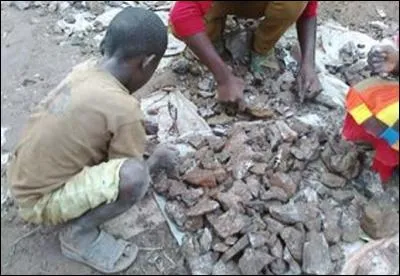 « C'est un pays il faut que j'en parle, car il fait peur comme tu crois pas, 
Où les enfants c'est pas normal, font des ---- ou des soldats. » (Complétez ! )