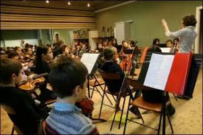 En avril, plus de la moiti&eacute; de mon conservatoire va ... un bal, le soir. &Ccedil;a va &ecirc;tre g&eacute;nial.