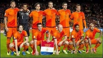 Quelle équipe nationale de football joue traditionnellement dans un équipement de couleur orange ?