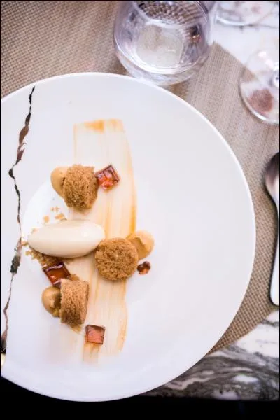 Mon Dieu, j'en mangerais bien ! Ça a l'air tellement cochon mais mon palais saturé n'en veut plus et je vais le reposer avec un dernier feu d'artifice en prenant la voiture et en allant au château Frontenac à Québec prendre le dessert. 300km de route et je vais manger le sublime...