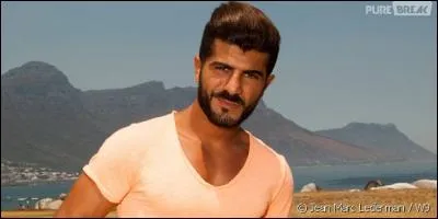 Ce jeune de 29 ans n'est pas très montreur à la TV. À première vue, Stéphanie lui a tapé dans l'œil. Cependant il semble s'être rapproché de Kim. As-tu deviné ? ( PIÈGE sur la photo ! )