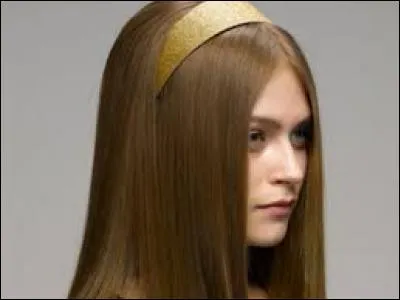 Votre amie a des cheveux tr&egrave;s raides. Pour plaisanter, vous les comparez &agrave; des baguettes :