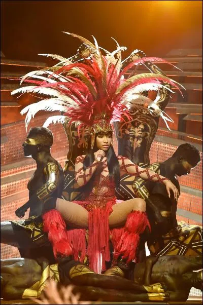 Qu'est-elle en train de chanter ?