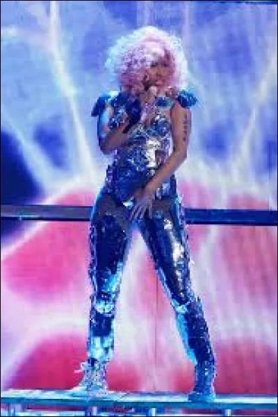 Qu'est-elle en train de chanter ?