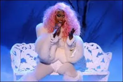 Qu'est-elle en train de chanter ?