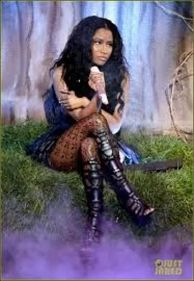 Qu'est-elle en train de chanter ?