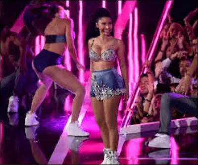 Qu'est-elle en train de chanter ?