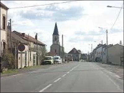 Nous traversons Le Mayet-d'École. Commune auvergnate de l'arrondissement de Vichy, elle se trouve dans le département ...