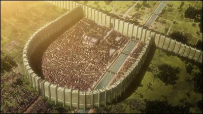 Dans cet anime, l'endroit où vit le personnage principal est entouré par une grande muraille afin que le lieu soit protégé de ce qui peut se trouver à l'extérieur.