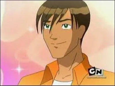 Comment s'appelle le jeune homme aux cheveux marron dont les trois Spies sont tombées amoureuses ?