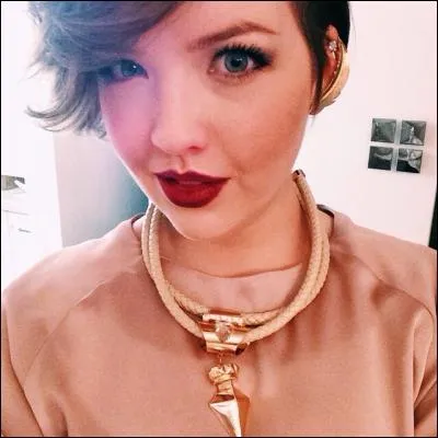 Quand elle rentre, quel âge a-t-elle ?