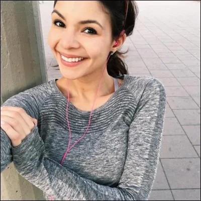 Commen s'appelle cette jeune fille et où habite-t-elle ?