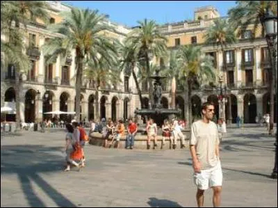 Comment s'appelle la ville où la brune habite ?