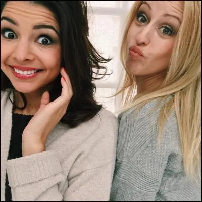 Quel est le lien qu'utilisent la blonde et la brune ?