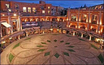 Cet h&ocirc;tel est b&acirc;ti autour ... et est ...