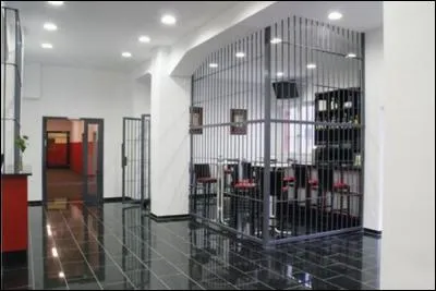 &Ccedil;a, c'est s&ucirc;r que je ne vais pas coucher l&agrave; ! C'est l'h&ocirc;tel... qui est &agrave;... (Compl&eacute;tez)