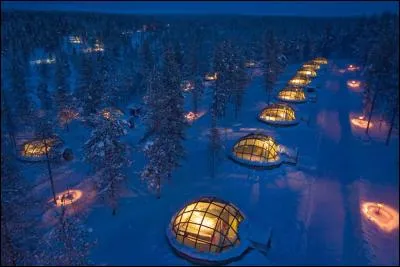Ici vous retrouvez dans un village de chalets construits en rondins de pins (tous &eacute;quip&eacute;s de sauna et chemin&eacute;e priv&eacute;s), avec de v&eacute;ritables igloos et d'&eacute;paisses peaux de rennes sur lesquelles dormir. Et au centre du village, dans un grand chalet, le sauna &agrave; l'ancienne chauff&eacute; au bois. Mais o&ugrave; &ecirc;tes-vous exactement ?