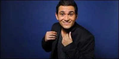 Où interprète-t-il ses premiers sketches ?