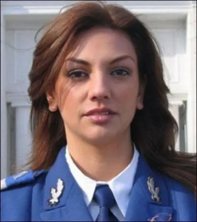 On voit sur l'uniforme la même feuille de chêne que sur le maillot de l'équipe de rugby nationale ; de quoi avoir des mêlées avec la police, non ?