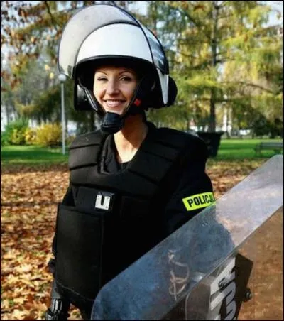 Ce ne doit pas être son uniforme qui la fait sourire, je suppose ! Quel est-il ?