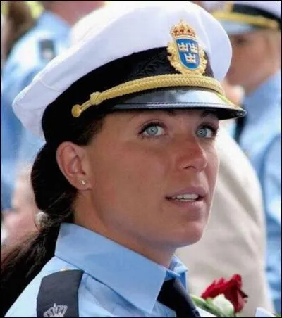 Elle fait partie de la "Royale", mais n'a rien à voir avec Ségolène. L'écusson de sa casquette est aux couleurs du pays ; lequel ?