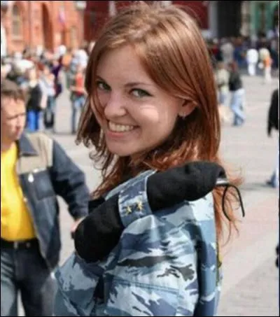 Filature > Normalement, cette jolie dame devrait porter la chapka. Mais il fait si chaud qu'elle a préféré ôter ça à Odessa. Où est-ce ?