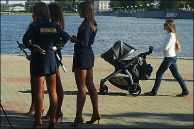 Contrôle > "Bonjour mesdames, pourriez-vous vérifier mes papiers, s'il vous plaît ?"