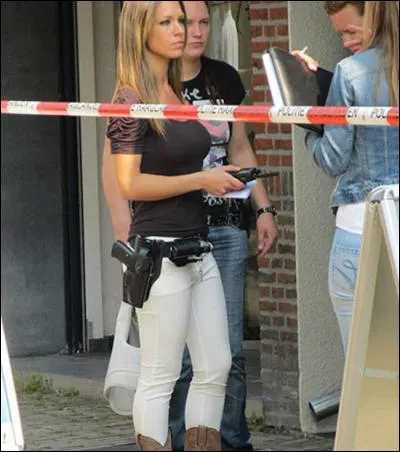 Scène de forfait > Ce n'est pas le moment de prendre les gendarmes pour des (grosses) pommes, à ----- (Complétez ! )