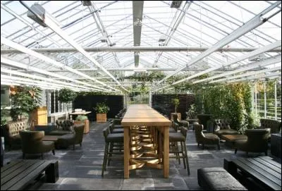 Chez "De Kas", en pleine serre, vous pourrez sûrement commander une batavia toute fraîche. Où est ce restaurant atypique ?