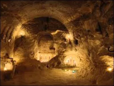 A Saint-Sulpice, sous les ruines du château du Castela (XIIIe siècle), il y a un souterrain, ancien refuge médiéval de 142 m de long. Où est située cette ville ?