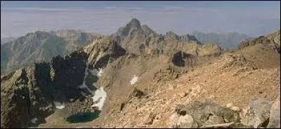 C'est le plus haut sommet corse avec ses 2710 m d'altitude. Il est situé sur les communes d'Asco et de Lozzi. Quel est ce mont dont la première ascension connue est celle d'Edouard Rochat, le 6 juin 1882 ?