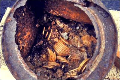 6 000 Louis d'or seraient encore cachés en Loire-Atlantique : c'est dans la forêt de Touvois, tu vois ? D'où provient-il ?