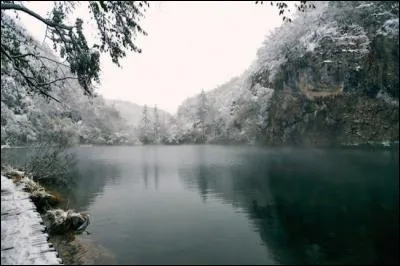 Les initiales du pays où se trouve le lac de Plivitce sont HRV : c'est-à-dire ?