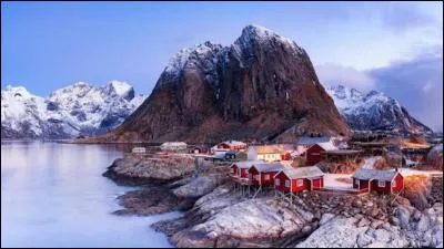 Ceci est la petite ville de Hamnoy, avec des jolies maisonnettes couleur de crevettes. Mais dans quel pays la trouve-t-on ?