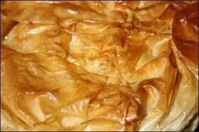 C'est une pâtisserie grecque recouverte de sirop, à la fois très sucrée et légèrement acidulée. Même si cela vous est égal, je le dis : j'en raffole ! 
De quoi fourre-t-on l'empilement des feuillets découpés dans une très mince pâte feuilletée ?