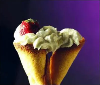 Ces biscuits roulés sont garnis de crème, d'un peu de caillé que l'on bat pour donner la légèreté de la chantilly et ensuite léchez-vous les babines. J'ai nommé les ------.