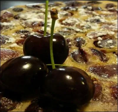 Voilà bien un dessert rustique qui se revisite comme on doit le vouloir ! Il s'agit d'un flan garni de grosses cerises. Saurez-vous me dire ce qui originellement servait de moule à cette préparation bourguignonne ?