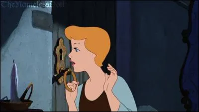 Raiponce, tu es à vomir. Perso, je suis plutôt réussie. Au moins, je ne vais plus être obligée de me coiffer tous les matins. Mon prince me trouve charmante comme ça, il dit que je suis encore plus belle qu'avant. Je vais me faire tatouer son prénom dans le cou. Quel est son prénom, d'ailleurs ?