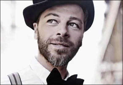 « Ça fait mal de vivre sans toi. Elle a mal et tu ne t'imagines même pas comme ça fait mal de rire sans toi ». Je suis :