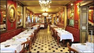 Ouvert en 1686, quel café-restaurant situé au 13, rue de l'Ancienne-Comédie, dans le 6e arrondissement, est le plus ancien de Paris ? (Il fut notamment fréquenté au XVIIIe siècle par Voltaire, Diderot et d'Alembert, et resta pendant longtemps le lieu de rencontre d'écrivains et d'intellectuels comme Musset, Verlaine ou Anatole France). (Photo de son intérieur).